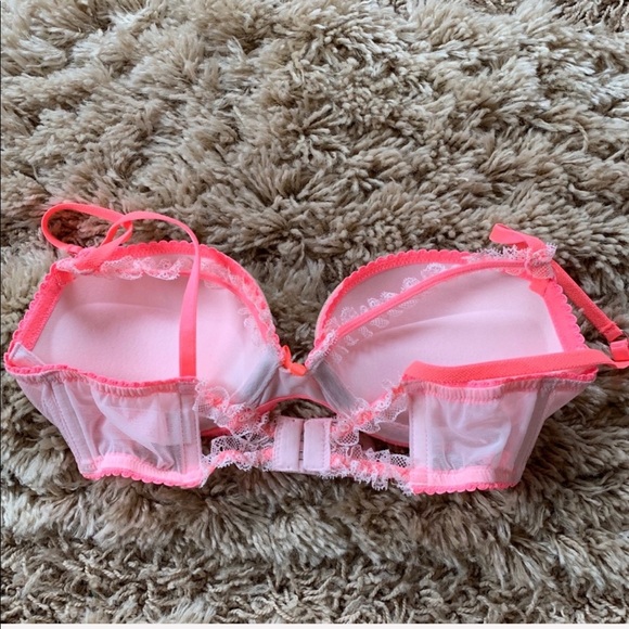 SUPER CUTE Victoria Secret Padded Demi Lace Bra - Picture 2 of 4